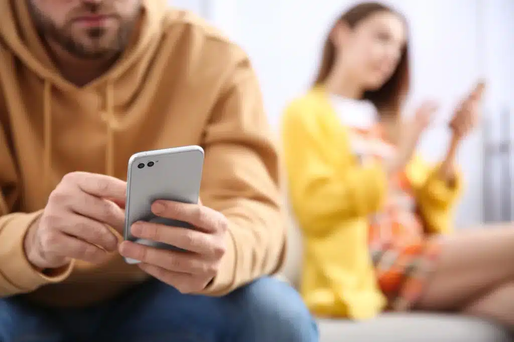 how to see who my husband is texting without his phone
